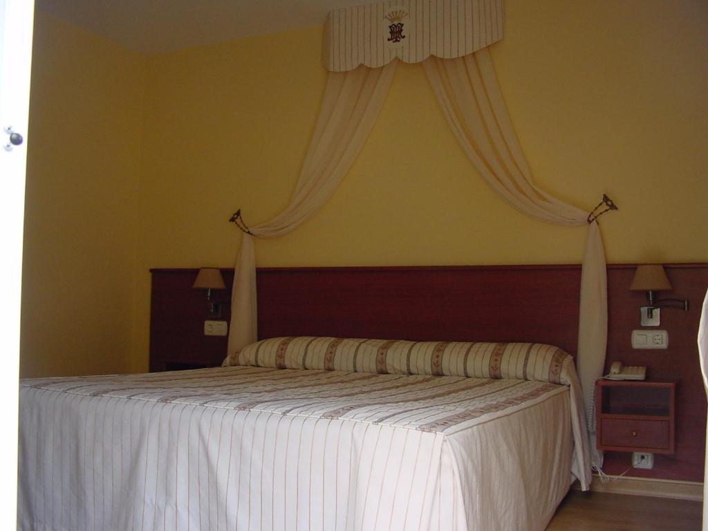 Hotel La Mora Villaseca de Laciana Ruang foto